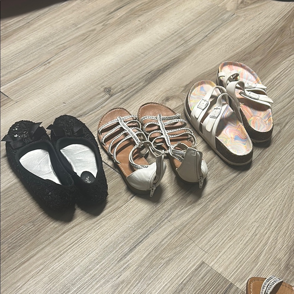 Kids play shoe lots. Sz 3.